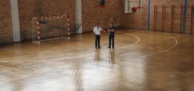 El Club Bàsquet Vila-real i Penya La Merla sol·liciten a l’Ajuntament un tros del parquet del Campió Llorens