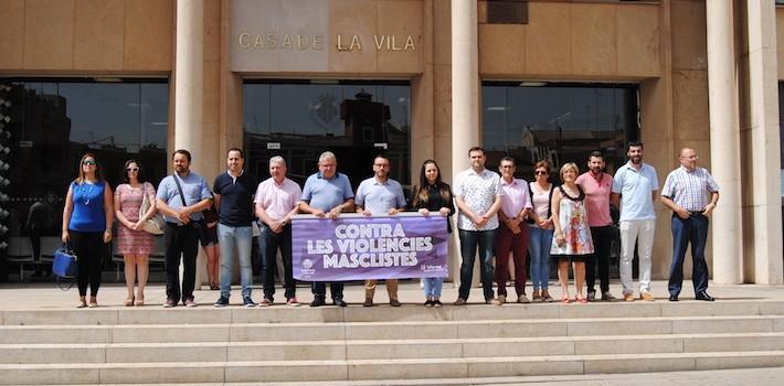 La corporació guarda tres minuts de silenci per l’assassinat a Benicàssim