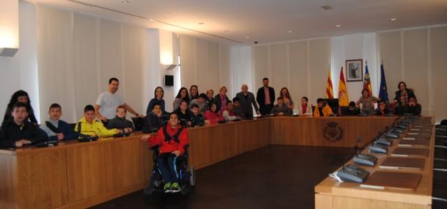 Els alumnes del Centre d’Educació Especial La Panderola visiten l’Ajuntament