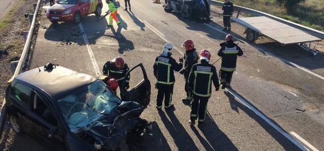 Un fort accident entre tres turismes a la N-340 a l’altura de Vila-real deixa quatre ferits