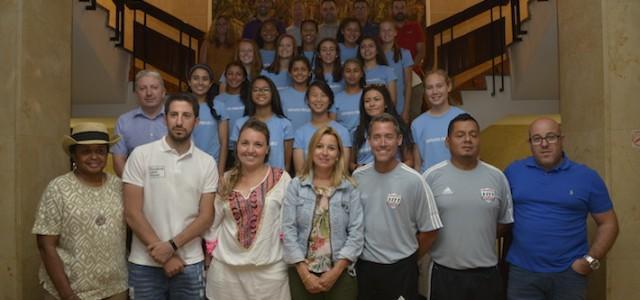 La corporació rep a l’equip femení del club de futbol Amartey Soccer, vingut des d’EEUU