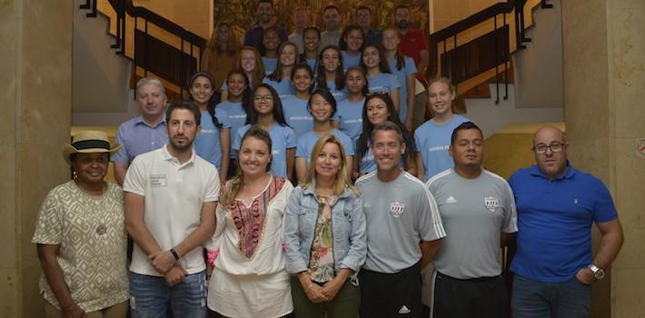 La corporació rep a l’equip femení del club de futbol Amartey Soccer, vingut des d’EEUU