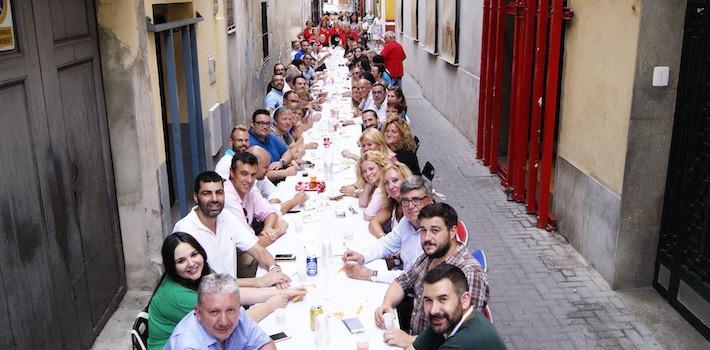 La penya El Vermelló celebra un dinar de festes amb polítics del PSPV, amics i mitjans