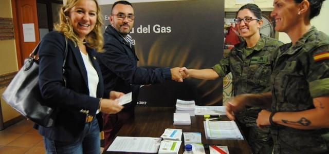 L’alcalde arreplega la seua acreditació per a participar a la jura de bandera 