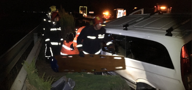 Una furgoneta amb quatre ocupants se n’ix de la via en la carretera AP-7 al seu pas per Vila-real aquesta matinada