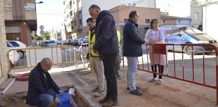 Serveis Públics respon a una demanda veïnal i renova voreres i canonades del carrer dels Màrtirs de la Independència