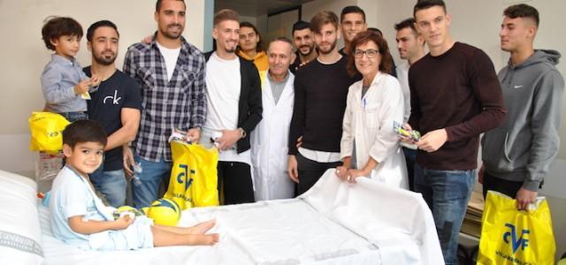 La plantilla del Villarreal visita als xiquets i xiquetes ingressats en l’Hospital General i en la Plana