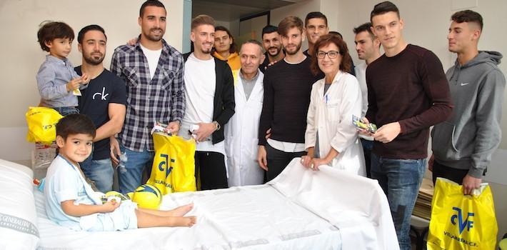 La plantilla del Villarreal visita als xiquets i xiquetes ingressats en l’Hospital General i en la Plana