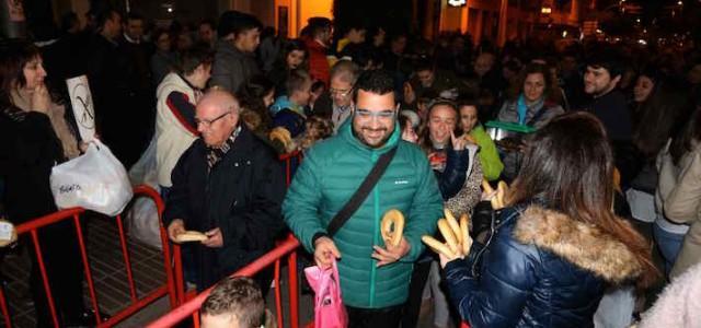 Vila-real celebra hui la Matxà amb el repartiment de 4.000 rotllos i l’encesa de la foguera de Sant Antoni