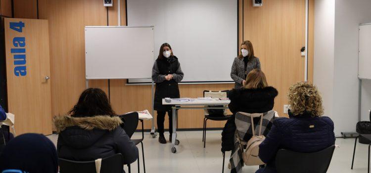 Arranca el  curs de valencià per a pares i mares amb xiquets escolaritzats a la ciutat