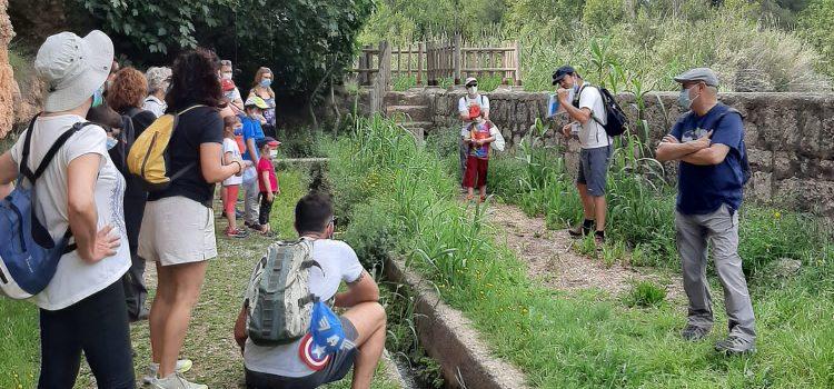 Una vintena de persones han recorregut els sis km de la senda del botànic Calduch el diumenge 