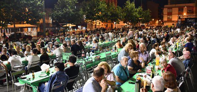 Prop de 2.000 persones participen en el XVI Sopar de germanor per a veïns i veïnes