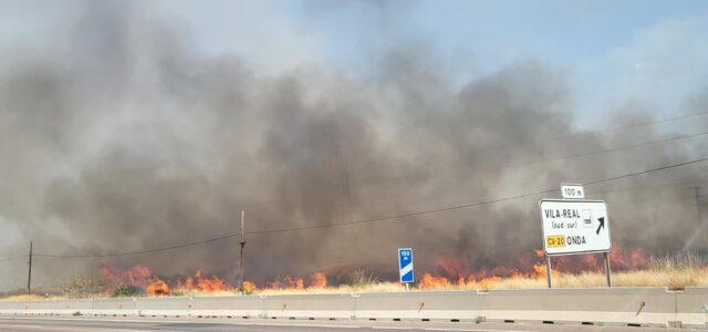 Declarat un incendi de vegetació a Vila-real enfront les instal·lacions de Porcelanosa