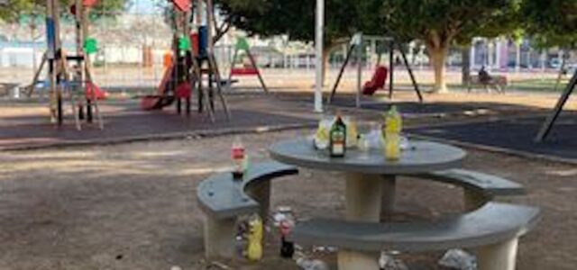 Veïns de la Maiorasga lamenten restes de botelló al parc i l’Ajuntament ho califica com un fet puntual