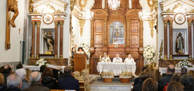 Vila-real celebra la missa de Sant Antoni i reparteix 1.350 panets