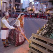 Ofrena de flors a Sant Pasqual i encesa de la foguera en la vespra de la festa