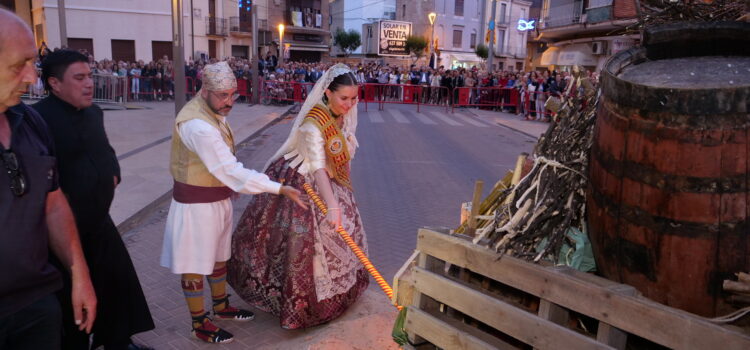 Ofrena de flors a Sant Pasqual i encesa de la foguera en la vespra de la festa