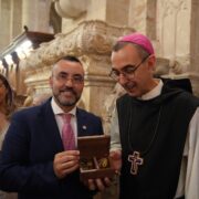 El vila-realenc Rafael Barrué rep la benedicció com a abat del Monestir de Poblet