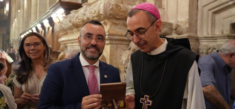 El vila-realenc Rafael Barrué rep la benedicció com a abat del Monestir de Poblet