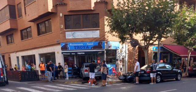 Perd el rumb i entra en la cafeteria Troya de Vila-real amb cotxe i tot