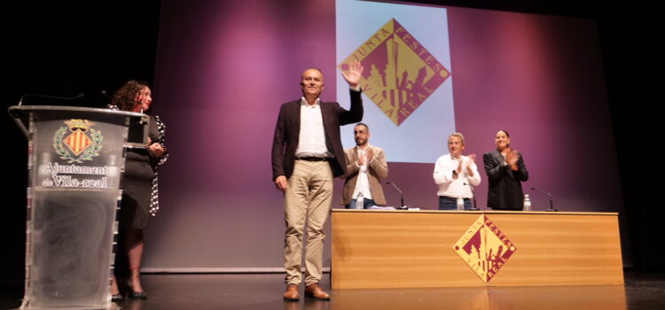 Toni Carmona renova com a president de la Junta de Festes de Vila-real en una assemblea a l’Auditori Municipal