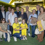 Sonia Mañas rep un reconeixement de l’Ajuntament i del Villarreal CF pel seu repte de 100 piscines olímpiques