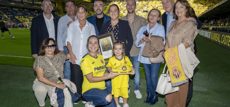 Sonia Mañas rep un reconeixement de l’Ajuntament i del Villarreal CF pel seu repte de 100 piscines olímpiques