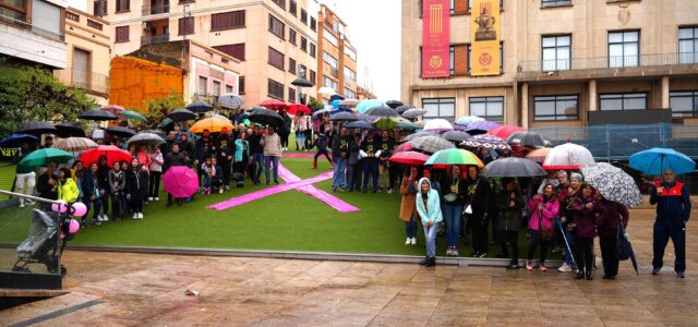 Vila-real es bolca amb l’Associació Castelló Contra el Càncer en un acte solidari malgrat la pluja