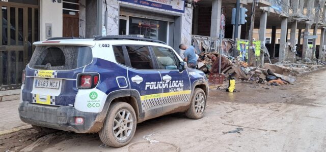 La Policia Local ofereix suport en seguretat i ajuda humanitària a les zones perjudicades de València