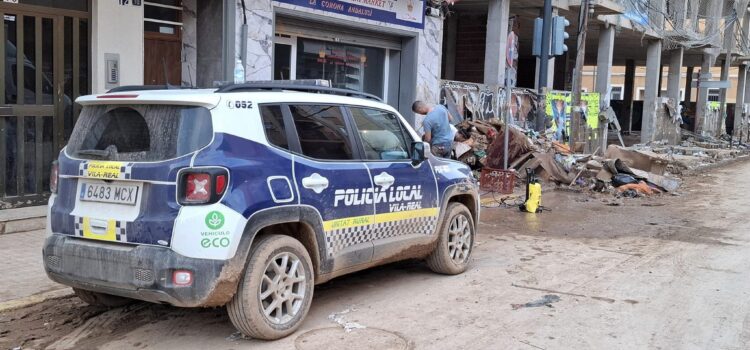 La Policia Local ofereix suport en seguretat i ajuda humanitària a les zones perjudicades de València