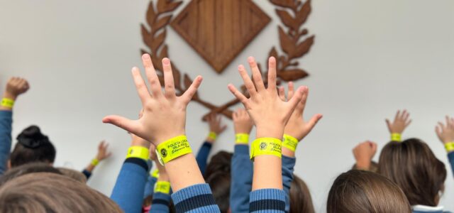 Els xiquets i xiquetes de La Consolació visiten la Prefectura de la Policia Local per conéixer el seu treball