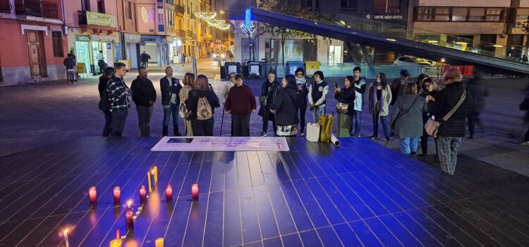 Vila-real celebra una vigília en homenatge a les dones víctimes de la violència masclista