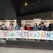 Vila-real celebra el Dia dels Drets de la Infància a la plaça Major amb un emotiu homenatge