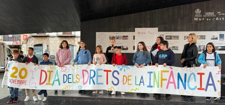 Vila-real celebra el Dia dels Drets de la Infància a la plaça Major amb un emotiu homenatge