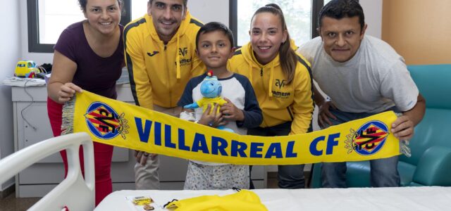 El Villarreal CF reparteix il·lusió als hospitals amb la seua tradicional visita nadalenca