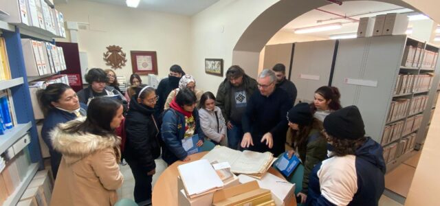 Estudiants del CFPA ‘Antiga Panderola’ visiten dependències municipals amb el regidor Santi Cortells