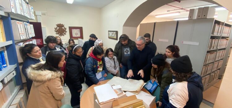 Estudiants del CFPA ‘Antiga Panderola’ visiten dependències municipals amb el regidor Santi Cortells