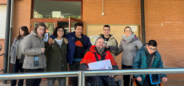 Prop de 800 joves de Vila-real participen en la I Marxa Solidària en benefici de l’Associació Conquistando Escalones