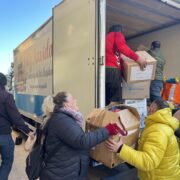 Una caravana solidària partix Vila-real per a portar il·lusió als xiquets afectats per la Dana