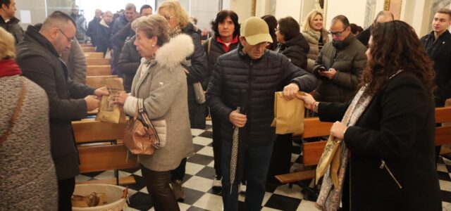 La tradició de Sant Antoni ompli l’ermita de la Mare de Déu de Gràcia