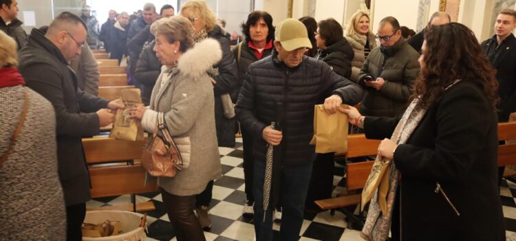 La tradició de Sant Antoni ompli l’ermita de la Mare de Déu de Gràcia