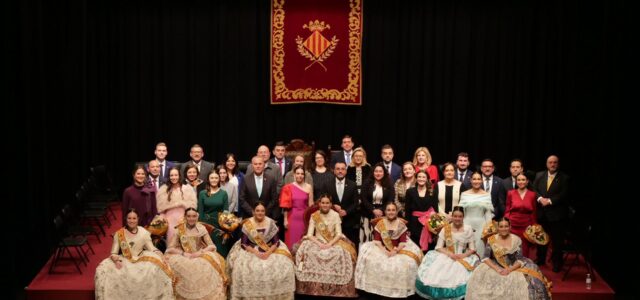 Vila-real ret homenatge a la reina de 2024, Belén Ramos Cabedo, i la seua cort d’honor