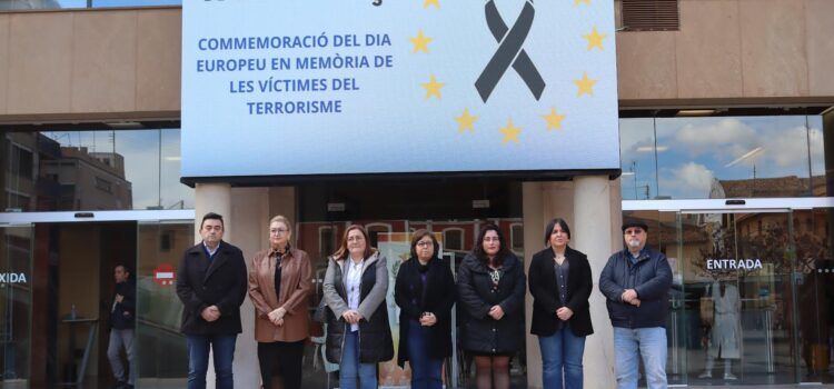 Vila-real recorda les víctimes del terrorisme amb un minut de silenci ple d’emoció