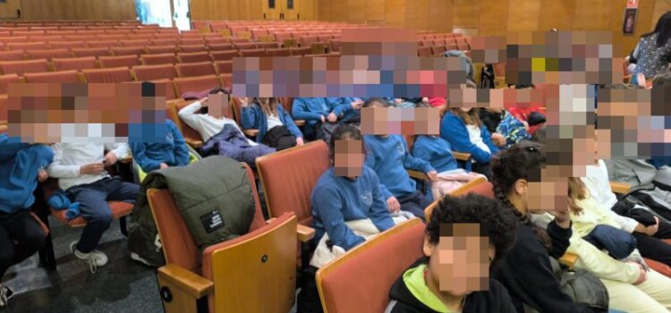 Els escolars de Vila-real gaudeixen del cinema en valencià a l’Auditori Municipal