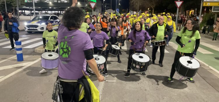 El Carnestoltes ompli de color i ritme els carrers del Vila-real